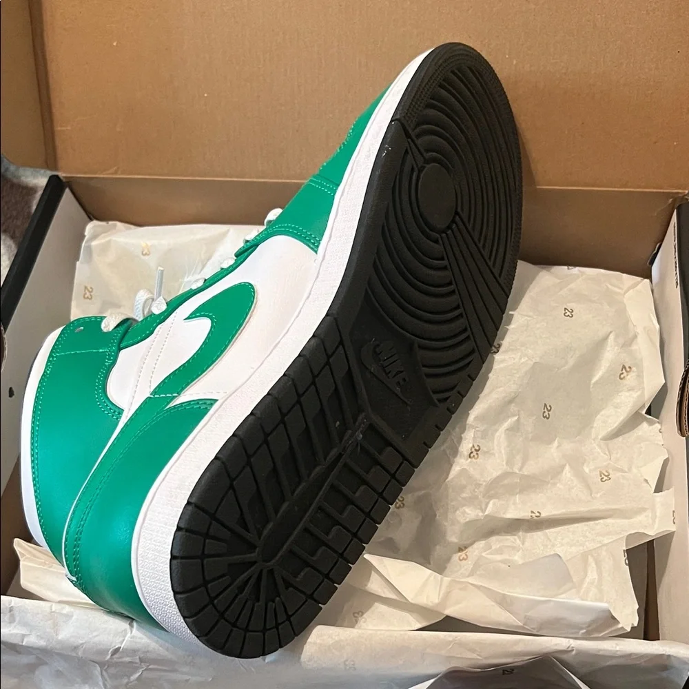 Air Jordan 1 Mid (Green Black & White) - Picture 3 of 7